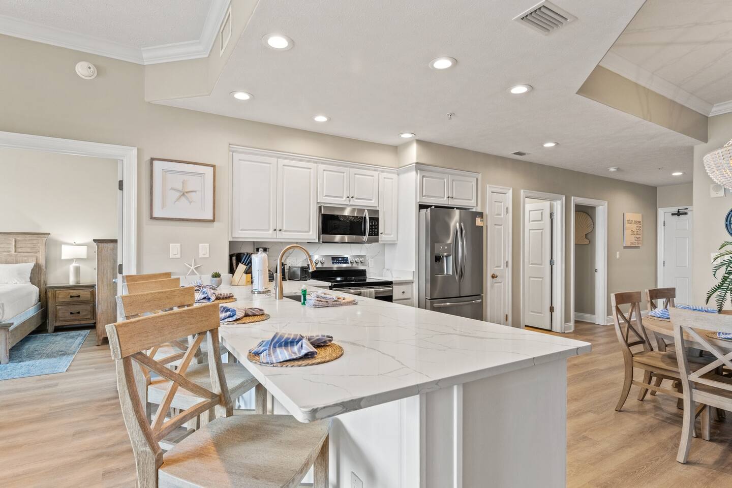 Kitchen island and fully equipped kitchen